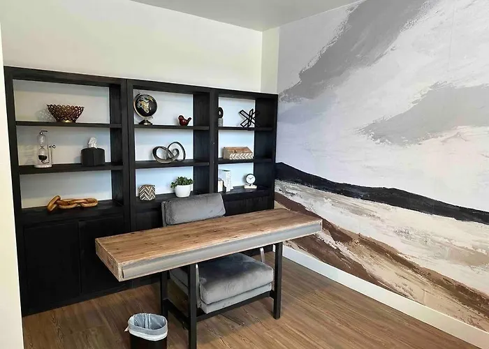 Spacious Th W/ Firepit, Mountain Views & Garage