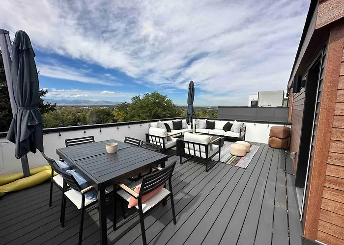 Spacious Th W/ Firepit, Mountain Views & Garage