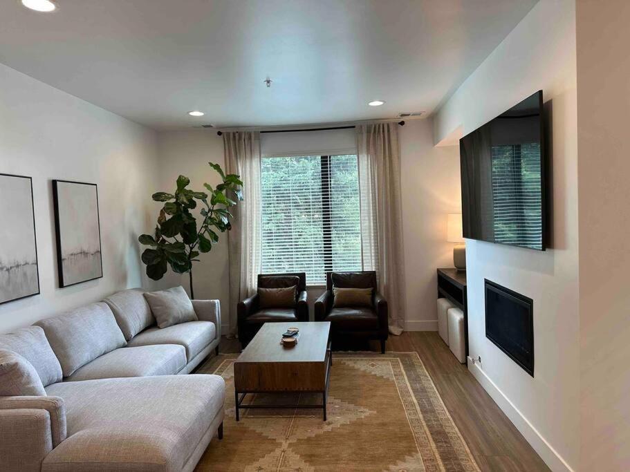 Spacious Th W/ Firepit, Mountain Views & Garage Hébergement de vacances