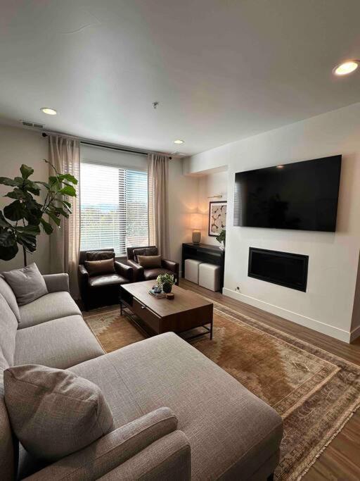 Spacious Th W/ Firepit, Mountain Views & Garage DEN